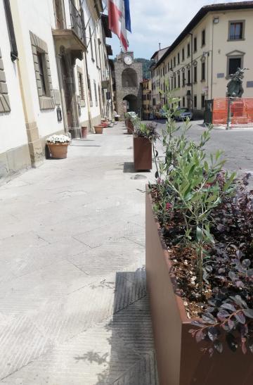Pontassieve, giugno-luglio 2019. Decoro urbano: da piazza Vittorio Emanuele II a Piazza Cairoli Pontassieve, giugno-luglio 2019. Decoro urbano: da piazza Vittorio Emanuele II a Piazza Cairoli