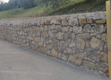 Ripristino e consolidamento muro del parcheggio di via della Resistenza Ripristino e consolidamento muro del parcheggio di via della Resistenza